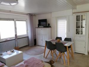 ein Wohnzimmer mit einem Tisch und Stühlen in der Unterkunft Ferienhaus Elwetritsche in Landau/Pfalz in Landau in der Pfalz