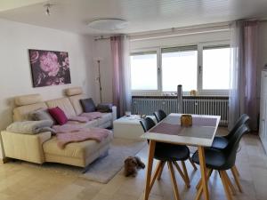 ein Wohnzimmer mit einem Sofa und einem Tisch in der Unterkunft Ferienhaus Elwetritsche in Landau/Pfalz in Landau in der Pfalz