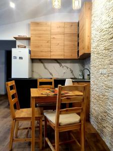 una cucina con tavolo e sedie in legno di Hidden studio a Borzęcin Duży