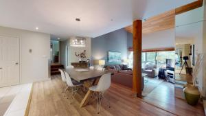 Posezení v ubytování Top Floor Apartment with Pool and Hot Tub by Harmony Whistler