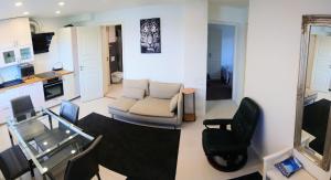 sala de estar con sofá y silla en Bergen sunrise Apartment - self check in - Free Parking en Bergen