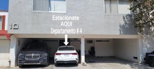 un garage avec une voiture garée à l'intérieur dans l'établissement Departamento GRANDE con 2 recamaras con aire 5 camas wifi 115mb, cocina .Cochera techada, #4, à Ciudad Valles