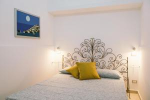 A bed or beds in a room at Casa Grazia Guest House