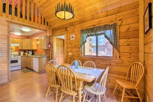 Kuchyň nebo kuchyňský kout v ubytování Pet-Friendly Warrens Cabin with Fire Pit!