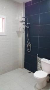 łazienka z toaletą i prysznicem w obiekcie Villa chez Julien w mieście Rufisque
