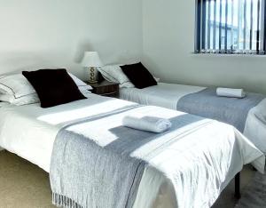 Postel nebo postele na pokoji v ubytování Artistic and luxurious APT with Sea view. Beach side
