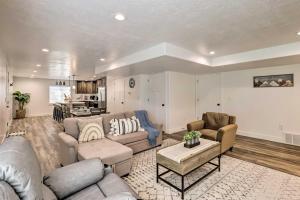 uma grande sala de estar com sofás e uma cozinha em Chic Payson Apartment about 10 Mi to Utah Lake! em Payson