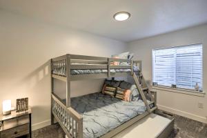 Bunk bed o mga bunk bed sa kuwarto sa Chic Payson Apartment about 10 Mi to Utah Lake!