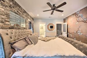 Un dormitorio con una cama y un ventilador de techo. en 2 Mi to Downtown Luxe Greenville Retreat!, en Greenville