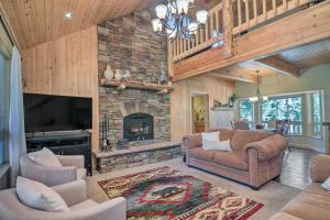 ein Wohnzimmer mit einem Steinkamin und Möbeln in der Unterkunft Duck Creek Village Cabin Hike, Ski, and Bike! in Duck Creek Village