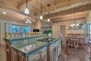 eine Küche mit großer Kochinsel und ein Esszimmer in der Unterkunft Duck Creek Village Cabin Hike, Ski, and Bike! in Duck Creek Village