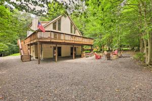 een huis met een veranda met een vlag erop bij Big Bass Lake Family Cabin with Deck Near Beach! in Gouldsboro