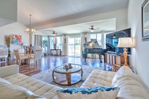 Posezení v ubytování Pool and Spa Sun-Dappled Palm Desert Retreat!