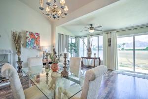 Posezení v ubytování Pool and Spa Sun-Dappled Palm Desert Retreat!