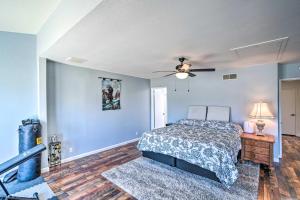 Postel nebo postele na pokoji v ubytování Pool and Spa Sun-Dappled Palm Desert Retreat! + 18 fotografií