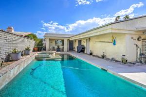 Bazén v ubytování Pool and Spa Sun-Dappled Palm Desert Retreat! nebo v jeho okolí