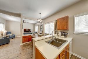 uma cozinha com um lavatório e uma sala de estar em Leeward Isles 207 em Padre Island