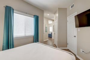 1 dormitorio con cama y ventana en Leeward Isles 207 en Padre Island