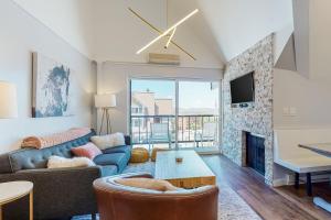 uma sala de estar com um sofá e uma lareira em Majestic Mountain Village Getaway em Park City