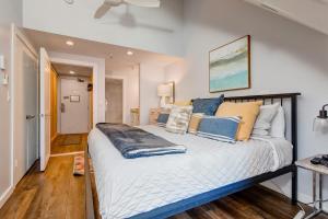 um quarto com uma cama grande e almofadas azuis em Majestic Mountain Village Getaway em Park City