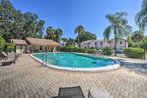 Hồ bơi trong/gần Chic New Port Richey Condo with Amenity Access!