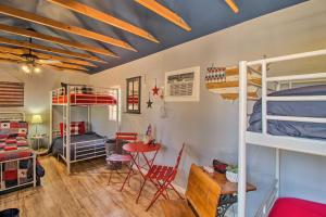 Двуетажно легло или двуетажни легла в стая в Cozy A-Frame Cabin in Overgaard Pets Welcome