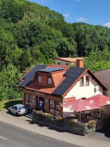 un edificio con paneles solares encima en Ferienwohnung Elena, en Poppenhausen