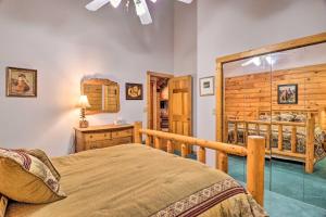 1 dormitorio con 1 cama grande y baño en Tree-Lined Cruso Cabin with Game Room and Mtn Views!, en Canton