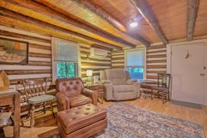 Galeriebild der Unterkunft Pet-Friendly Speedwell Cabin, 1 Mi to Water! in Alder
