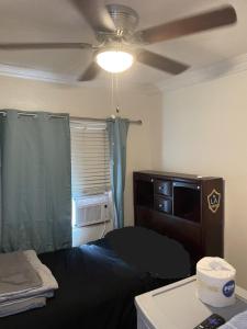 1 dormitorio con 1 cama y ventilador de techo en Home Sweet Home, en Colton