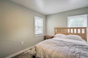 um quarto com uma cama e duas janelas em Family-Friendly Millville Home Less Than 8 Mi to Town em Millville