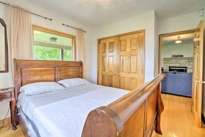 Ένα ή περισσότερα κρεβάτια σε δωμάτιο στο McArthur Cabin Peaceful Getaway on Farm!