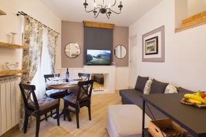 ein Wohnzimmer mit einem Tisch und einem Sofa in der Unterkunft Cheerful and cosy home in beautiful Nemi in Nemi