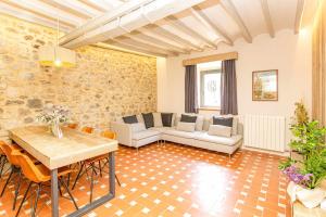 Posedenie v ubytovaní El Molino de Besalú Casa con jardín