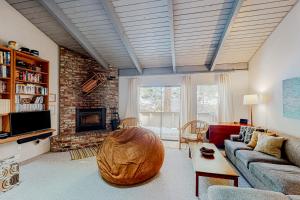 sala de estar con sofá y reposapiés de madera grande en Falcon Nest, en Incline Village