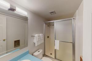 Un baño con ducha, inodoro y lavabo. en Falcon Nest, en Incline Village 35 fotos más