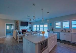 Dapur atau dapur kecil di Oceanfront Luxury Cottages - Rent BOTH Main and Guest Cottage in Jonesport, Maine