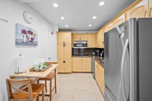 Η κουζίνα ή μικρή κουζίνα στο THE TIDES 1 bedroom apt 8th floor WE ARE ON THE BEACH