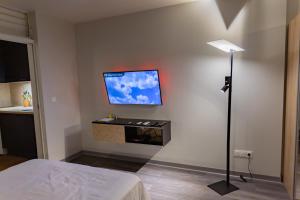 TV a/nebo společenská místnost v ubytování Ti Studio Alizé face à la plage