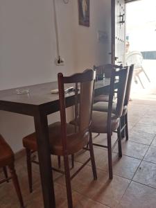 stół w jadalni z czterema krzesłami i stołem w obiekcie Casa Caremy w mieście Almería