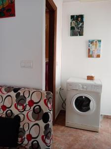 pralka w salonie z kanapą w obiekcie Casa Caremy w mieście Almería +19 zdjęć