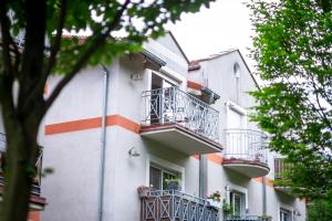 un edificio con balcones en un lateral en NIENOVO - Apartament Kórnik niedaleko jeziora i widok na Arboretum, en Kórnik