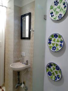 a bathroom with a sink and plates on the wall at Puesta de Sol El Carmen de Viboral in Carmen de Viboral +32 photos