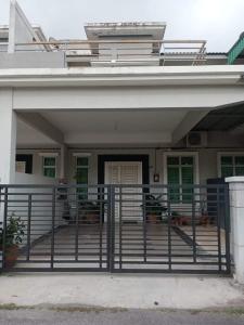 une porte en face d'un bâtiment avec terrasse couverte dans l'établissement Qmar Melaka Homestay, à Kampong Kerubong