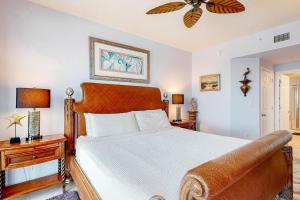 - une chambre avec un lit et un ventilateur de plafond dans l'établissement Windemere, à Perdido Key
