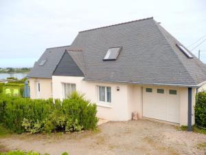 uma casa branca com um telhado cinzento em holiday home, Landéda em Landéda
