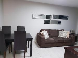 een woonkamer met een bank en een tafel bij Studio 4 - ground floor Fremantle apartment in Fremantle