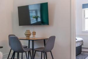 TV o dispositivi per l'intrattenimento presso One Bedroom - Tower Bridge - London City by Prime London Stays M-3