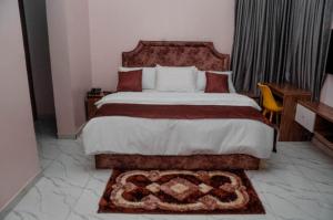 Katil atau katil-katil dalam bilik di Captivating 1-Bed Studio in Sapele