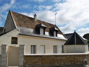 ein weißes Haus mit einem Dach mit zwei Fenstern in der Unterkunft Gîte Ingrandes-de-Touraine, 3 pièces, 4 personnes - FR-1-381-153 in Ingrandes-de-Touraine